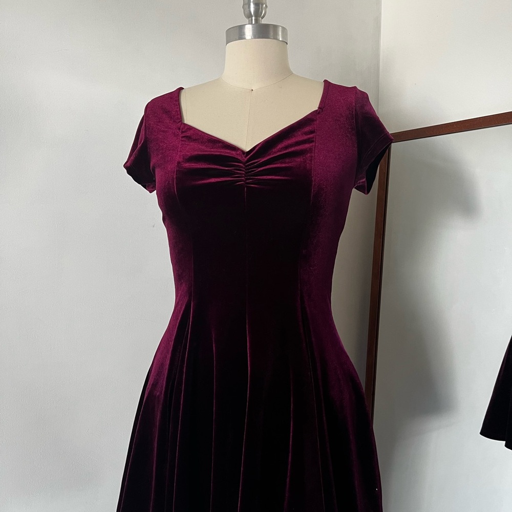 Kimchi Blue Red Ruched Sweetheart Midi Dress